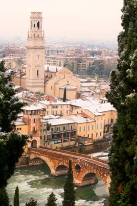View of the city of Verona in the winter - Ponte Pietra and the cathedral - Italy Copyright: xAlbertoxMasnovox xDesignxPicsx , 31991332 Copyright: AlbertoxMasnovox xDesignxPics 31991332 !ACHTUNG AUFNAHMEDATUM GESCHÄTZT! RECORD DATE NOT STATED