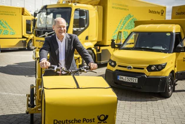 Bilder des Jahres 2023, News June 06 News Themen der Woche KW25 Bundeskanzler Olaf Scholz sitzt auf einem Postfahrrad waehrend eines Besuchs eines Briefzentrums in Rahmen einer Betriebsversammlung in Stahnsdorf, 24.06.2023. Stahnsdorf Deutschland *** German Chancellor Olaf Scholz sits on a postal bicycle during a visit to a mail center as part of a company meeting in Stahnsdorf, 24 06 2023 Stahnsdorf Germany Copyright: xLeonxKuegeler photothek.dex