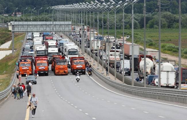 Russia Mutiny Attempt Security Measures Moscow Regions 8466714 24.06.2023 Trucks block the M-2 highway near the Podolsk Cadets bridge over the Oka river in Moscow region, Russia. A counter-terrorist operation regime has been introduced in the Russian capital and the Moscow Region in order to prevent possible terrorist acts, after head of the Wagner Group private military company Yevgeny Prigozhin called for armed rebellion and reached the southern city of Rostov-on-Don with his troops. Vitaliy Belousov Sputnik Moscow region Russia  Copyright: xVitaliyxBelousovx