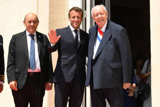 Emmanuel Macron at The Summit of the Two Shores - Marseille French Foreign Affairs Minister Jean-Yves Le Drian, French President Emmanuel Macron and Marseille mayor Jean-Claude Gaudin pose at the Mediterranean Summit (The Sommet des Deux Rives Summit of the Two Shores ) which is being held in the city of Marseille, southern France, on June 24, 2019. The Summit of the Two Shores, an initiative of French President Emmanuel Macron, has been built on consultations with Mediterranean civil society and aims to boost cooperation between countries in the Western Mediterranean by implementing projects that support human, economic and sustainable development in the region. The summit includes the southern states Algeria, Libya, Mauritania, Morocco an  Copyright: xPool ABACAx 689046_049 Pool ABACAx 689046_049