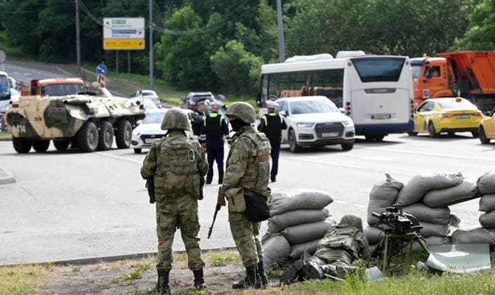 Russia Mutiny Attempt Security Measures 8467024 24.06.2023 Russian servicemen guard at a checkpoint in Moscow, Russia. A counter-terrorist operation regime has been introduced in the Russian capital and the Moscow Region in order to prevent possible terrorist acts, after head of the Wagner Group private military company Yevgeny Prigozhin called for armed rebellion and reached the southern city of Rostov-on-Don with his troops. Kirill Kallinikov Sputnik Moscow Russia  Copyright: xKirillxKallinikovx