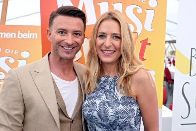ORF Wenn die Musi spielt . Sängerin Stefanie Hertel und Moderator Marco Ventre am Rande von Proben zum Musik Open Air Wenn die Musi spielt am 23.06.2023 in Bad Kleinkirchheim. 20230623SBK0046