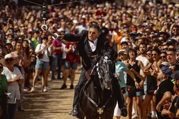News Themen der Woche KW25 News Bilder des Tages June 24, 2023, Ciutadella de Menorca, Balearic Islands, Spain: A caixer (horse rider) aims his lance at a suspended ring during the training session for the Jocs des Pla (medieval tournament) during the traditional Sant Joan (Saint John) festival in Ciutadella de Menorca. Ciutadella de Menorca Spain - ZUMAo105 20230624_zap_o105_014 Copyright: xMatthiasxOesterlex