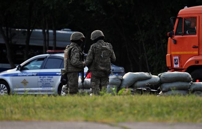 Russia Mutiny Attempt Security Measures 8467027 24.06.2023 Russian servicemen stand guard on a highway in Moscow, Russia. A counter-terrorist operation regime has been introduced in the Russian capital and the Moscow Region in order to prevent possible terrorist acts, after head of the Wagner Group private military company Yevgeny Prigozhin called for armed rebellion and reached the southern city of Rostov-on-Don with his troops. Kirill Kallinikov Sputnik Moscow Russia  Copyright: xKirillxKallinikovx