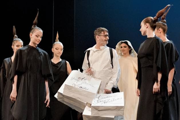 PFW - Franck Sorbier Runway Franck Sorbier and models on the catwalk during Franck Sorbier show, Runway, Fall Winter 2019, Haute Couture Fashion Week, Paris, France on July 3, 2019. Paris Ile de France France Copyright: xJanaxCallxmexJ ABACAx 690921_070 JanaxCallxmexJ ABACAx 690921_070