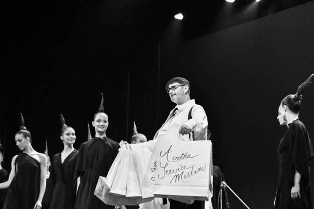 PFW - Franck Sorbier Runway Franck Sorbier and models on the catwalk during Franck Sorbier show, Runway, Fall Winter 2019, Haute Couture Fashion Week, Paris, France on July 3, 2019. Paris Ile de France France Copyright: xJanaxCallxmexJ ABACAx 690921_071 JanaxCallxmexJ ABACAx 690921_071