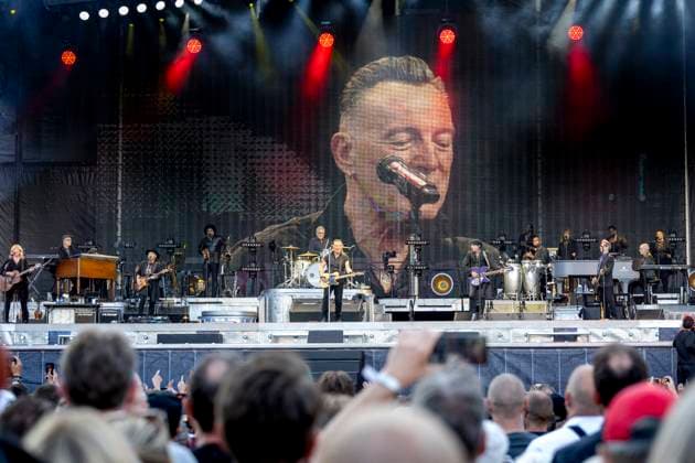 Entertainment Themen der Woche KW25 Entertainment Bilder des Tages GÖTEBORG 20230624 Bruce Springsteen och The E Street Band spelar pa Ullevi pa midsommardagen, den första av tre konserter i Göteborg. Medverkar gör även trummisen Max Weinberg, gitarristen Steven Van Zandt, gitarristen Nils Lofgren och saxofonisten Jake Clemons. GÖTEBORG SVERIGE x9200x *** GÖTEBORG 20230624 Bruce Springsteen and The E Street Band will play at Ullevi on Midsummers Day, the first of three concerts in Gothenburg. Also taking part will be drummer Max Weinberg, guitarist Steven Van Zandt, guitarist Nils Lofgren and saxophonist Jake Clemons GÖTEBORG SVERIGE x9200x  Copyright: xBjörnxLarssonxRosvallx xTTx SPRINGSTEEN ULLEVI TTABB0000000000196484