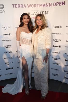 24.06.2023, Halle (Westfalen), Red Carpet Veranstaltung im Rahmen der 30. TERRA WORTMANN OPEN, ATP500, OWL Arena, Halbfinaltag: Miss Universe Vietnam Le Thao Nhi zusammen mit Fernsehmoderatorin Frauke Ludowig auf dem Roten Teppich Nordrhein-Westfalen Deutschland