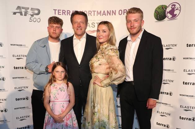 24.06.2023, Halle (Westfalen), Red Carpet Veranstaltung im Rahmen der 30. TERRA WORTMANN OPEN, ATP500, OWL Arena, Halbfinaltag: Turnierdirektor und Modeunternehmer Ralf Weber zusammen mit Ehefrau Irina und Familie Nordrhein-Westfalen Deutschland