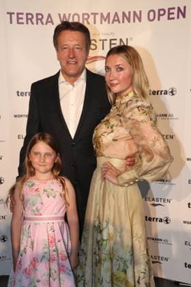 24.06.2023, Halle (Westfalen), Red Carpet Veranstaltung im Rahmen der 30. TERRA WORTMANN OPEN, ATP500, OWL Arena, Halbfinaltag: Turnierdirektor und Modeunternehmer Ralf Weber zusammen mit Tochter und Ehefrau Irina Nordrhein-Westfalen Deutschland