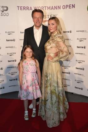 24.06.2023, Halle (Westfalen), Red Carpet Veranstaltung im Rahmen der 30. TERRA WORTMANN OPEN, ATP500, OWL Arena, Halbfinaltag: Turnierdirektor und Modeunternehmer Ralf Weber zusammen mit Tochter und Ehefrau Irina Nordrhein-Westfalen Deutschland