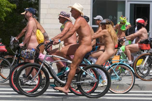 News Themen der Woche KW25 June 24, 2023, Los Angeles, California, United States: Nude cyclists ride through Downtown Lo Angeles in the World Naked Bike Ride on June 24, 2023. Los Angeles United States - ZUMAc68_ 20230624_zaf_c68_001 Copyright: xRingoxChiux