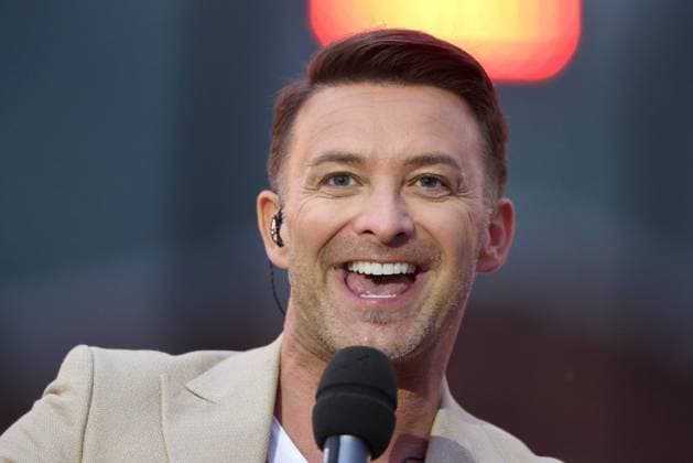 ORF Wenn die Musi spielt . Moderator Marco Ventre wärhend Proben zum Musik Open Air Wenn die Musi spielt am 23.06.2023 in Bad Kleinkirchheim. 20230623SBK0166