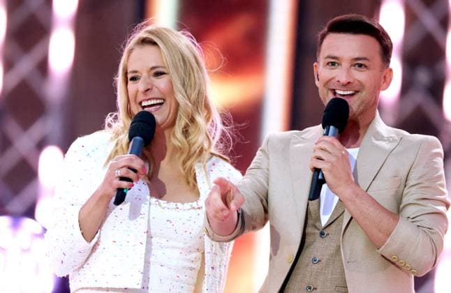 ORF Wenn die Musi spielt . Sängerin Stefanie Hertel und Moderator Marco Ventre wärhend Proben zum Musik Open Air Wenn die Musi spielt am 23.06.2023 in Bad Kleinkirchheim. 20230623SBK0178