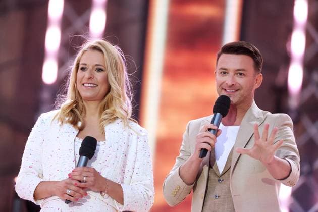ORF Wenn die Musi spielt . Sängerin Stefanie Hertel und Moderator Marco Ventre wärhend Proben zum Musik Open Air Wenn die Musi spielt am 23.06.2023 in Bad Kleinkirchheim. 20230623SBK0179