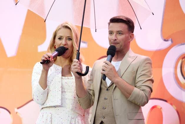 ORF Wenn die Musi spielt . Sängerin Stefanie Hertel und Moderator Marco Ventre wärhend Proben zum Musik Open Air Wenn die Musi spielt am 23.06.2023 in Bad Kleinkirchheim. 20230623SBK0201