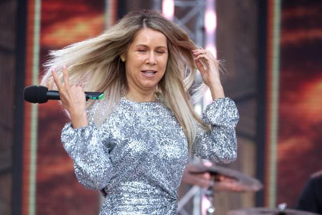 ORF Wenn die Musi spielt . Sängerin Simone Stelzer wärhend Proben zum Musik Open Air Wenn die Musi spielt am 23.06.2023 in Bad Kleinkirchheim. 20230623SBK0330