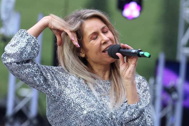 ORF Wenn die Musi spielt . Sängerin Simone Stelzer wärhend Proben zum Musik Open Air Wenn die Musi spielt am 23.06.2023 in Bad Kleinkirchheim. 20230623SBK0310