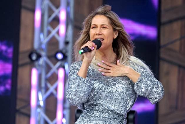 ORF Wenn die Musi spielt . Sängerin Simone Stelzer wärhend Proben zum Musik Open Air Wenn die Musi spielt am 23.06.2023 in Bad Kleinkirchheim. 20230623SBK0316