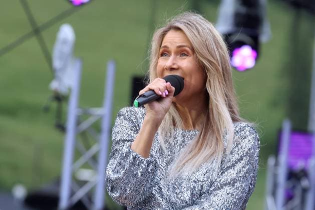 ORF Wenn die Musi spielt . Sängerin Simone Stelzer wärhend Proben zum Musik Open Air Wenn die Musi spielt am 23.06.2023 in Bad Kleinkirchheim. 20230623SBK0308