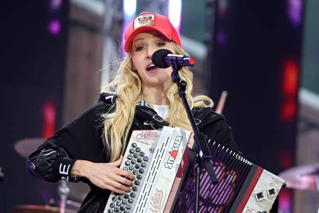 ORF Wenn die Musi spielt . Sängerin Melissa Naschenweng wärhend Proben zum Musik Open Air Wenn die Musi spielt am 23.06.2023 in Bad Kleinkirchheim. 20230623SBK0340