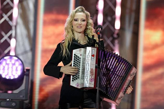 ORF Wenn die Musi spielt . Sängerin Melissa Naschenweng wärhend Proben zum Musik Open Air Wenn die Musi spielt am 23.06.2023 in Bad Kleinkirchheim. 20230623SBK0104