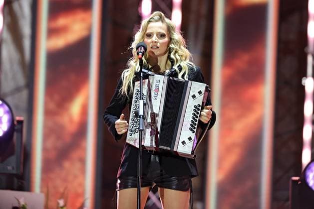 ORF Wenn die Musi spielt . Sängerin Melissa Naschenweng wärhend Proben zum Musik Open Air Wenn die Musi spielt am 23.06.2023 in Bad Kleinkirchheim. 20230623SBK0107