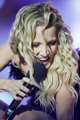 ORF Wenn die Musi spielt . Sängerin Melissa Naschenweng wärhend Proben zum Musik Open Air Wenn die Musi spielt am 23.06.2023 in Bad Kleinkirchheim. 20230623SBK0093