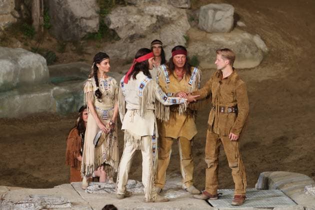 Entertainment Themen der Woche KW25 Entertainment Bilder des Tages Old Shatterhand (Bastian Semm) und Winnetou (Alexander Klaws) werden Blutsbrüder, hinten Joshy Peters und links Nadine Menz bei der Premiere von Winnetou I - Blutsbrüder anlässlich der 70. Saison der Karl-May-Spiele im Freilichttheater am Kalkberg in Bad Segeberg, 24.6.2023 *** Old Shatterhand Bastian Semm and Winnetou Alexander Klaws become blood brothers, in the back Joshy Peters and on the left Nadine Menz at the premiere of Winnetou I Blood Brothers on the occasion of the 70 season of the Karl May plays at the open-air theater at the Kalkberg in Bad Segeberg, 24 6 2023