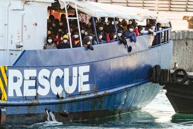 Bilder des Jahres 2023, News June 06 News Themen der Woche KW25 Italy: 172 migrants, disembarkation operations in Salerno the ship AitaMari of the NGO Salvamento Maritimo Humanitario, which picked up 172 migrants on board two infants and 55 minors off the island of Lampedusa, in the port of Salerno, the disembarkation operations. AitaMari_0056 Copyright: xAntonioxBalascox