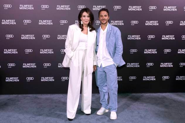 Bilder des Jahres 2023, Entertainment June 06 Entertainment Themen der Woche KW25 Entertainment Bilder des Tages Iris Berben und Kostja Ullmann bei der Premiere des Kinofilms Paradise auf dem 40. Filmfest München 2023 in der Astor Film Lounge im Arri Kino. München, 24.06.2023 *** Iris Berben and Kostja Ullmann at the premiere of the feature film Paradise at the 40 Filmfest München 2023 in the Astor Film Lounge at the Arri Kino Munich, 24 06 2023 Foto:xD.xBedrosianx xFuturexImage