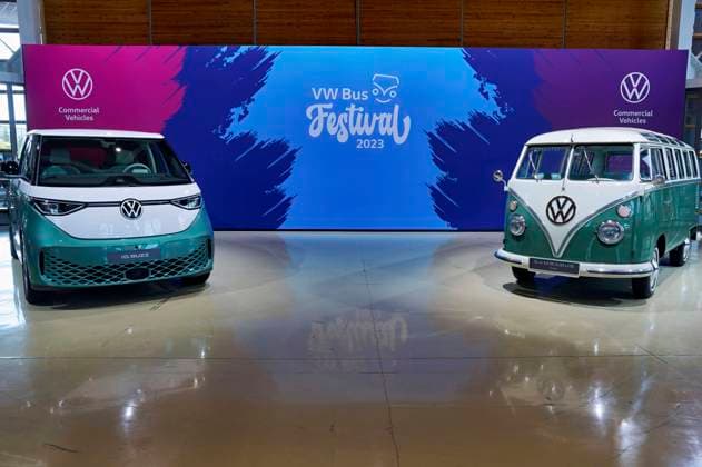 VW ID.Buzz und VW Bulli auf dem VW Bus Festival 2023 auf dem Messegelände. Hannover, 24.06.2023 *** VW ID Buzz and VW Bulli at the VW Bus Festival 2023 at the Hannover Exhibition Grounds, 24 06 2023 Foto:xU.xStammx xFuturexImage