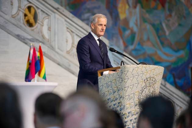 Bilder des Jahres 2023, News June 06 News Themen der Woche KW25 Norwegen, Gedenken am Jahrestag des Anschlags von Oslo am 25. Juni 2022 Minnemarkering 25. juni i Oslo Radhus Oslo 20230625. Statsminister Jonas Gahr Store deltar pa minnemarkeringen etter 25. juni terroren, som arrangeres i samarbeid med FRI foreningen for kjonns- og seksualitetsmangfold, Skeiv verden og Stottegruppa 25. juni. Foto: Frederik Ringnes NTB Oslo Norge 2fYd-PJQ8ek EDITORIAL USE ONLY Ref:2fYd-PJQ8ek.jpg  Copyright: xFrederikxRingnesx xNTBx