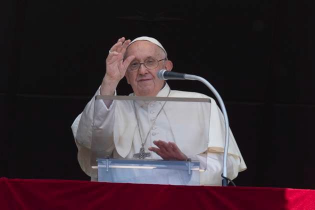 News Themen der Woche KW25 News Bilder des Tages June 25, 2023, VATICAN CITY: This handout picture provided by the shows Pope Francis leading his Sunday Angelus prayer from the window of his office overlooking Saint Peter s Square, Vatican City, 25 June 2023..ANSA . VATICAN CITY  - ZUMAa110 20230625_zaf_a110_008 Copyright: xVaticanxMediax