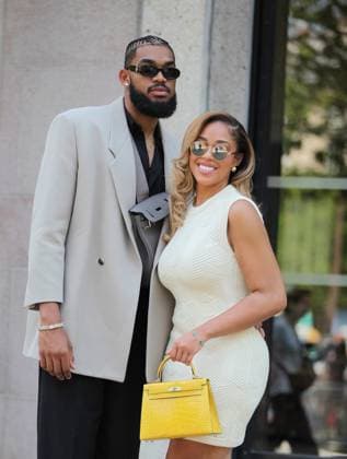 Karl Anthony Towns et Jordyn Woods arrivent au Defile Hermes Homme lors de la Fashion week CELEBRITIES: Defile Hermes - Paris - 24 06 2023 JonathanRebboah Panoramic  PESRK24022012