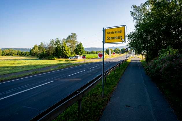 STICHWAHL ZUM LANDRAT IN SONNEBERG 25 06 2023 - Sonneberg: Die Stichwahl zum neuen Landrat des Landkreises Sonneberg am 25. Juni 2023 in Sonneberg (Thüringen). Das Ortseingangsschild von Sonneberg. _________________ *** STICHWAHL ZUM LANDRAT IN SONNEBERG 25 06 2023 Sonneberg The run-off election for the new district administrator of the Sonneberg district on 25 June 2023 in Sonneberg Thuringia The town sign of Sonneberg