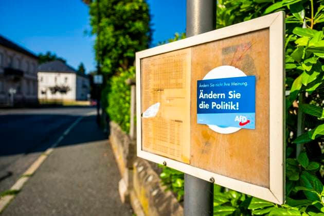 Deutsche Parteien: AfD, Symbolbilder STICHWAHL ZUM LANDRAT IN SONNEBERG 25 06 2023 - Sonneberg: Die Stichwahl zum neuen Landrat des Landkreises Sonneberg am 25. Juni 2023 in Sonneberg (Thüringen). Ein AfD-Aufkleber an einer Bushaltestelle. _________________ *** STICHWAHL ZUM LANDRAT IN SONNEBERG 25 06 2023 Sonneberg The runoff election for the new district administrator of the Sonneberg district on 25 June 2023 in Sonneberg Thuringia An AfD sticker at a bus stop