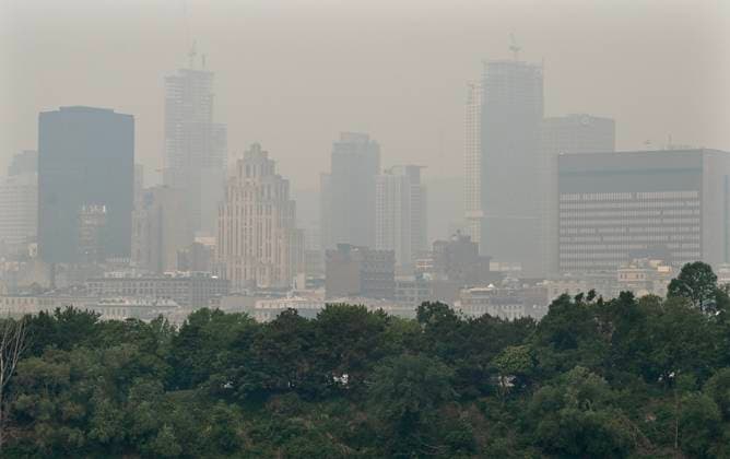 June 25, 2023, Montreal, PQ, Canada: The skyline of Montreal is obscured by a haze of smog, Sunday, June 25, 2023, as a smog warning is in effect for Montreal and multiple regions of the province due to forest fires. Montreal Canada  - ZUMAc35_ 20230625_zaf_c35_024 Copyright: xGrahamxHughesx