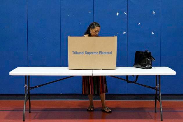News Themen der Woche KW25 News Bilder des Tages Guatemala USA Elections General view of the polling center to elect President and Vice President of Guatemala in Trenton, New Jersey on Sunday, June 25, when the general elections are held in the country. Guatemalans in some parts of the United States also have the possibility to participate in the electoral process. The Supreme Electoral Tribunal set up voting centers in Florida, Georgia, North Carolina, Illinois, Texas, New Jersey, New York, Virginia, California and Nevada. NEW JEREY United States  Copyright: xDeccioxSerranox originalFilename: serrano-notitle230625_npTVO.jpg