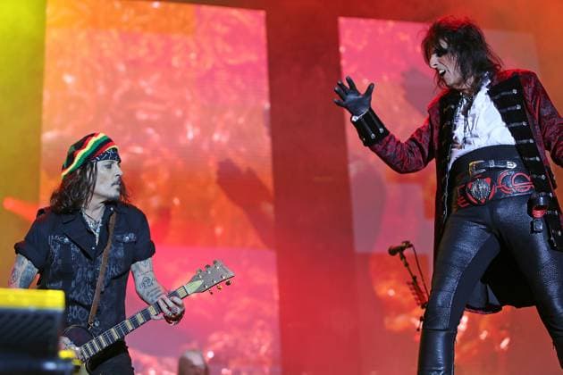 Entertainment Themen der Woche KW25 Johnny Depp bei seinem Auftritt mit der Rock Band Hollywood Vampires. Rechts im Bild Alice Cooper. Auftritt der US-amerikanischen Rock-Supergroup Hollywood Vampires am Summerside Festival am 23. Juni 2023 in Grenchen, Schweiz. Grenchen Kanton Solothurn Schweiz *** Johnny Depp performing with rock band Hollywood Vampires Right picture Alice Cooper performance by US rock supergroup Hollywood Vampires at Summerside Festival on June 23, 2023 in Grenchen, Switzerland Grenchen Canton Solothurn Switzerland