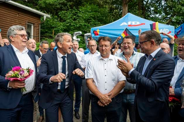 Bilder des Jahres 2023, News June 06 News Themen der Woche KW25 News Bilder des Tages STICHWAHL ZUM LANDRAT IN SONNEBERG 25 06 2023 - Sonneberg: Die Stichwahl zum neuen Landrat des Landkreises Sonneberg am 25. Juni 2023 in Sonneberg (Thüringen). V.l.n.r. Carsten Hütter, Björn Höcke (AfD), AfD-Landratskandidat, Robert Sesselmann, und MdB Tino Chrupalla (AfD) jubeln nach dem Wahlsieg in der Frankenbaude. _________________ *** STICHWAHL ZUM LANDRAT IN SONNEBERG 25 06 2023 Sonneberg The runoff election for the new district administrator of the Sonneberg district on 25 June 2023 in Sonneberg Thuringia V l n r Carsten Hütter, Björn Höcke AfD , AfD district administrator candidate, Robert Sesselmann, and MdB Tino Chrupalla AfD cheer after the election victory in the Frankenbaude