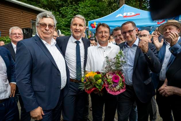 STICHWAHL ZUM LANDRAT IN SONNEBERG 25 06 2023 - Sonneberg: Die Stichwahl zum neuen Landrat des Landkreises Sonneberg am 25. Juni 2023 in Sonneberg (Thüringen). V.l.n.r. Carsten Hütter, Björn Höcke (AfD), AfD-Landratskandidat, Robert Sesselmann, und MdB Tino Chrupalla (AfD) jubeln nach dem Wahlsieg in der Frankenbaude. _________________ *** STICHWAHL ZUM LANDRAT IN SONNEBERG 25 06 2023 Sonneberg The runoff election for the new district administrator of the Sonneberg district on 25 June 2023 in Sonneberg Thuringia V l n r Carsten Hütter, Björn Höcke AfD , AfD district administrator candidate, Robert Sesselmann, and MdB Tino Chrupalla AfD cheer after the election victory in the Frankenbaude