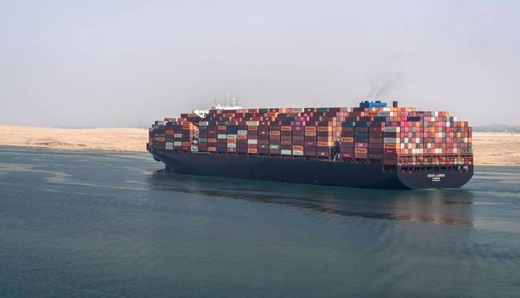 Der Suezkanal: Schnellster Seeweg zwischen Asien und Europa. Das Containerschiff Zeus Lumos, das unter britischer Flagge fährt, passiert bei Ismailia (Ägypten) den Suezkanal in Richtung Mittelmeer. Der 164 km lange Suezkanal gehört zu den weltweit wichtigsten Wasserstraßen. Der Kanal ist Teil der maritimen Seidenstraße. Rund zwölf Prozent des internationalen Seehandels verlaufen über diese Strecke. Suez Ägypten *** The Suez Canal Fastest sea route between Asia and Europe The container ship Zeus Lumos, which sails under the British flag, passes the Suez Canal at Ismailia Egypt heading for the Mediterranean The 164 km long Suez Canal is one of the worlds most important waterways The canal is part of the maritime Silk Road Around twe