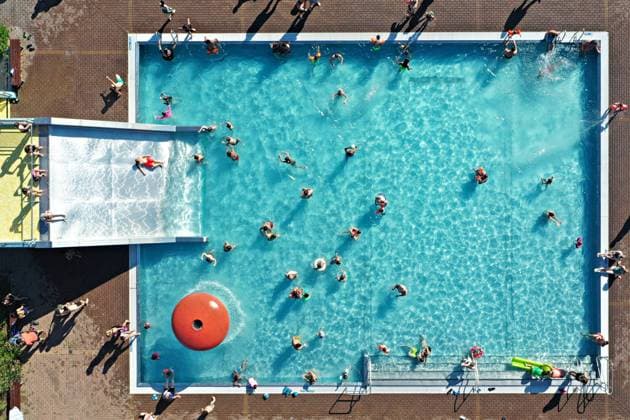 News Themen der Woche KW25 News Bilder des Tages 25.6.2023 Badespass Ein heißer Sommertag lockt viele Badegäste auf eine Abkühlung in die Freibäder. Schwetzingen Bellamar Schwimmbad Baden Württemberg Deutschland *** 25 6 2023 Bathing fun A hot summer day attracts many swimmers to cool off in the outdoor pools Schwetzingen Bellamar Schwimmbad Baden Württemberg Germany