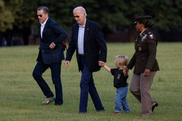 News Themen der Woche KW25 News Bilder des Tages DC: US President Joe Biden arrives at Fort Lesley J. McNair US President Joe Biden, son Hunter Biden and grandson Beau Biden Jr. arrive at Fort Lesley J. McNair in Washington, DC, US, on Sunday, June 25, 2023. (Photo by Julia Nikhinson Pool ABACAPRESS.COM) Washington USA United States  Copyright: xPool ABACAx 858338_007 Pool ABACAx 858338_007