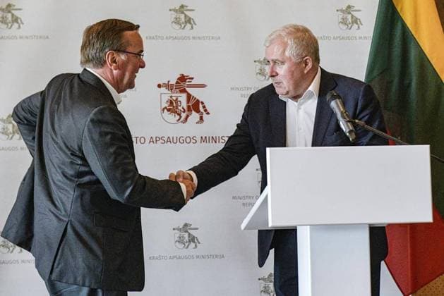 Übung Griffin Storm der deutschen eVA-Brigade in Litauen *** NUR FÜR REDAKTIONELLE ZWECKE *** EDITORIAL USE ONLY ***<p>Der Bundesminister der Verteidigung Boris Pistorius (SPD) und der Verteidigungsminister der Republik Litauen Arvydas AnuÅ¡auskas nehmen an einer Pressekonferenz teil, fotografiert am 26. Juni 2023 in Vilnius, Litauen. Deutschland Berlin Berlin Copyright: MaurizioxGambarini *** Exercise Griffin Storm of the German eVA Brigade in Lithuania FOR EDITORIAL PURPOSES ONLY EDITORIAL USE ONLY p The Federal Minister of Defense Boris Pistorius SPD and the Minister of Defense of the Republic of Lithuania Arvydas AnuÅ¡auskas attend a press conference photographed on June 26, 2023 in Vilnius, Lithuania Germany Berlin Berlin Copyright M Copyright: MaurizioxGambarini doc7qt8cwh6bu91klq02g89 ,EDITORIAL USE ONLY