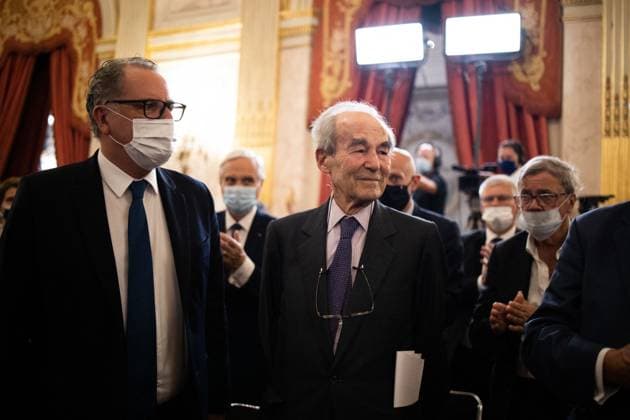 40th Anniversary of the Abolition Of Death Penalty - Paris Former minister of Justice Robert Badinter is being applauded next to President of the French National Assembly Richard Ferrand after his speech during the commemoration 40th birthday of the abolition of death penalty at the French National Assembly in Paris on September 15, 2021. Photo by Raphael Lafargue ABACAPRESS.COM Paris France  Copyright: xLafarguexRaphael ABACAx 780311_075 LafarguexRaphael ABACAx 780311_075