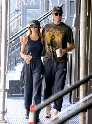 Kaia Gerber And Jacob Elordi Out - NYC Model Kaia Gerber with her boyfriend Jacob Elordi are walking on the street holding hands, they went to take some drinks from Starbucks in the afternoon in Soho, New York City, NY, USA on September 15, 2021. Photo by Dylan Travis ABACAPRESS.COM New York City NY United States  Copyright: xDylanxTravis ABACAx 780377_021 DylanxTravis ABACAx 780377_021