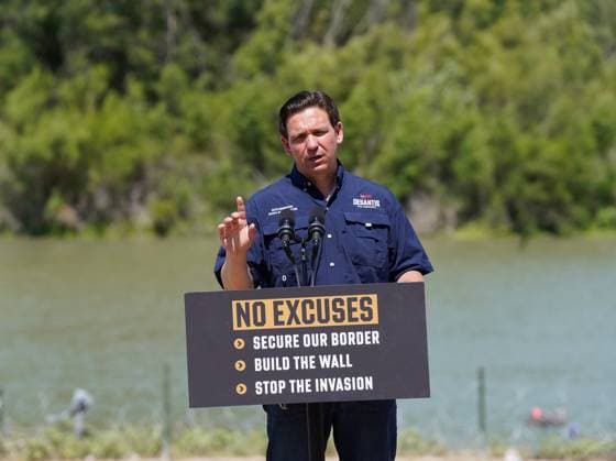News Themen der Woche KW26 Bilder des Jahres 2023, News 06 Juni News Bilder des Tages June 26, 2023: Florida Governor and Republican presidential candidate Ron DeSantis speaks during a press conference along the Rio Grande River with Mexico in the background Monday. DeSantis was touring the U.S.-Mexican border area touting his immigration policies. - ZUMAj53_ 20230626_zaf_j53_017 Copyright: xRobinxJerstadx