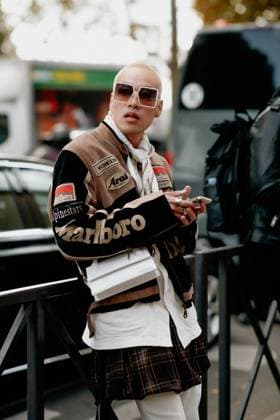 PFW - Street Style Street style, Jelly Bien arriving at Giambattista Valli Spring Summer 2022 show, held at Musee Art Moderne, Paris, France, on October 4, 2021. Photo by Marie-Paola Bertrand-Hillion ABACAPRESS.COM Paris France  Copyright: xBertrand-HillionxMarie-Paola ABACAx 784314_061 Bertrand-HillionxMarie-Paola ABACAx 784314_061